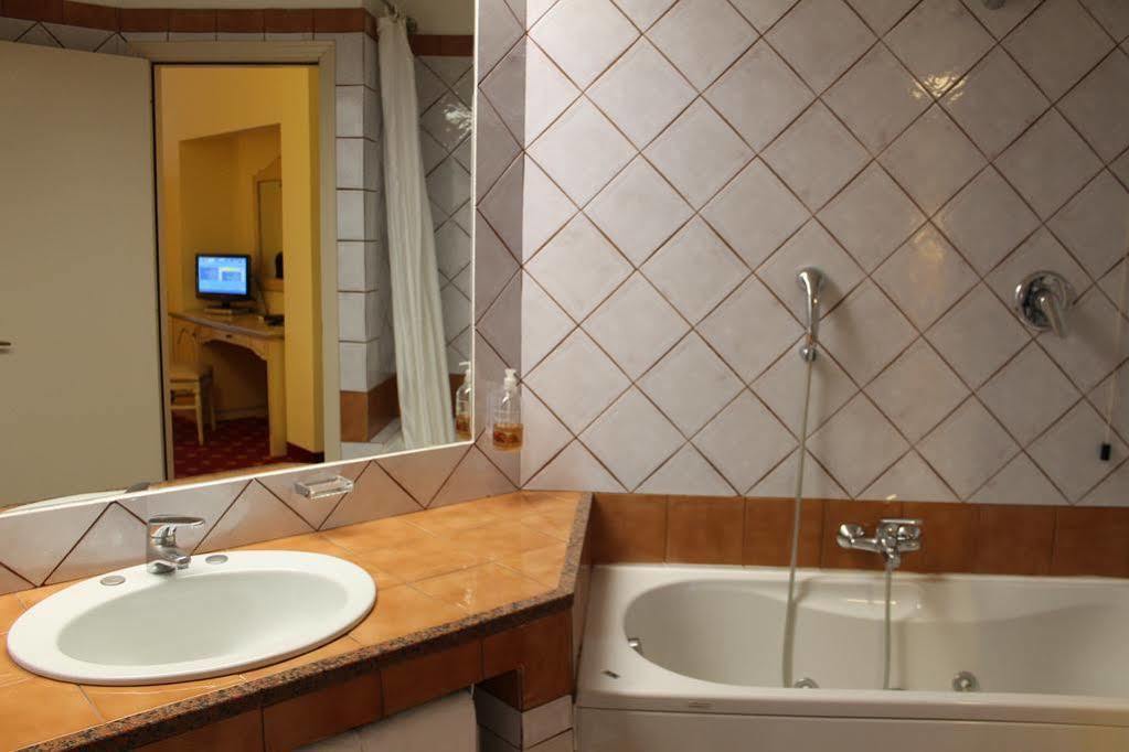 Hotel Grillo อัสเซมินิ ภายนอก รูปภาพ